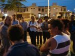 Vecinos en contra el aumento, dialogando con la Leg. Silvia Elias de Perez