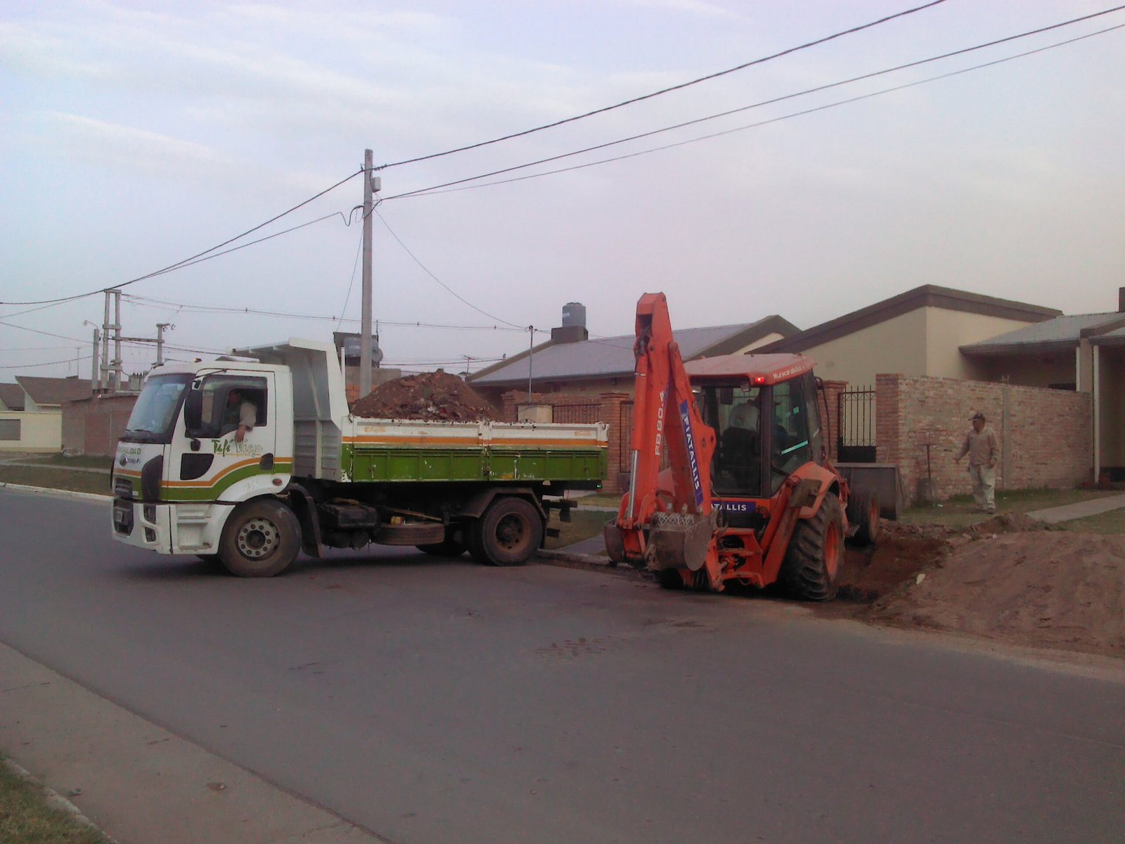 Operativo para retirar escombros por parte de la Municipalidad en Lomas de Tafí.