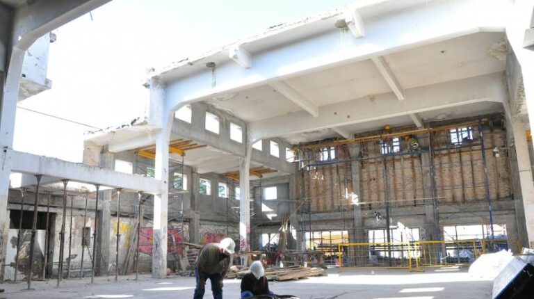 En la construcción del Mercado de Tafí Viejo incorporan materiales reciclables.