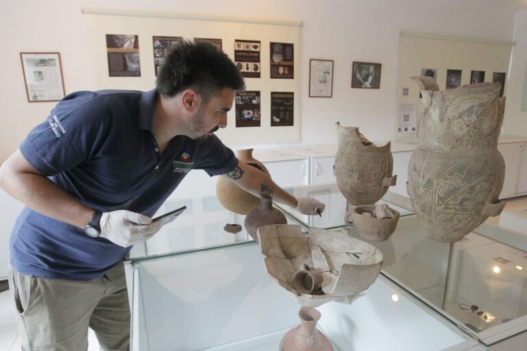 Donación de piezas arqueológicas al Centro de Interpretación Thaaui