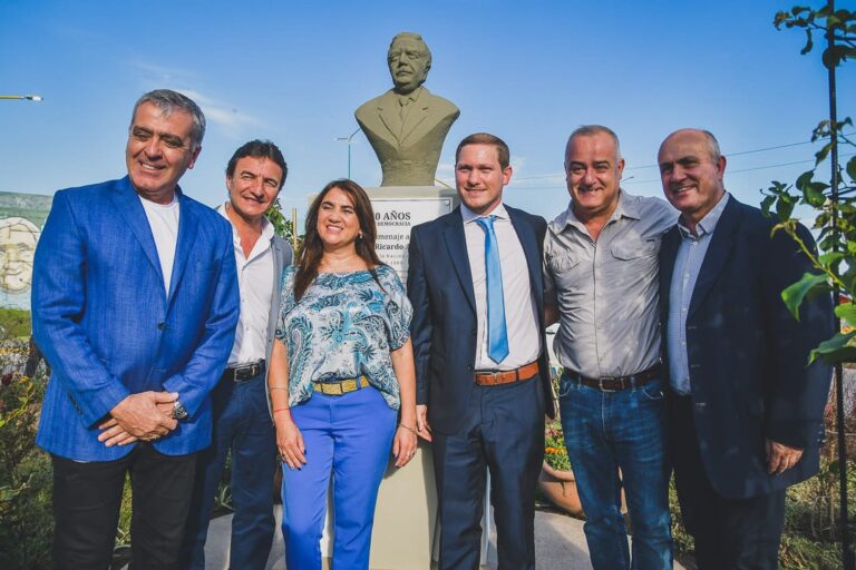 Inauguración de un Busto en Homenaje a Raúl Alfonsín en Tafí Viejo: Celebrando 40 Años de Democracia