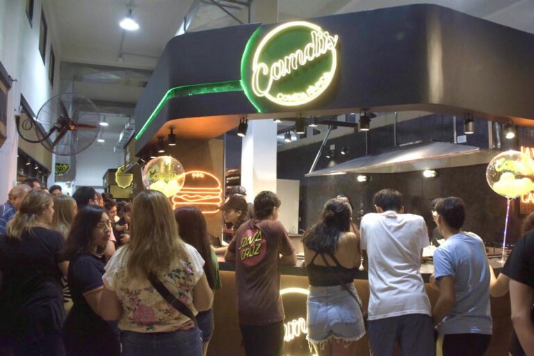 Nueva hamburguesería «Camdis» abre sus puertas en el Mercado Municipal