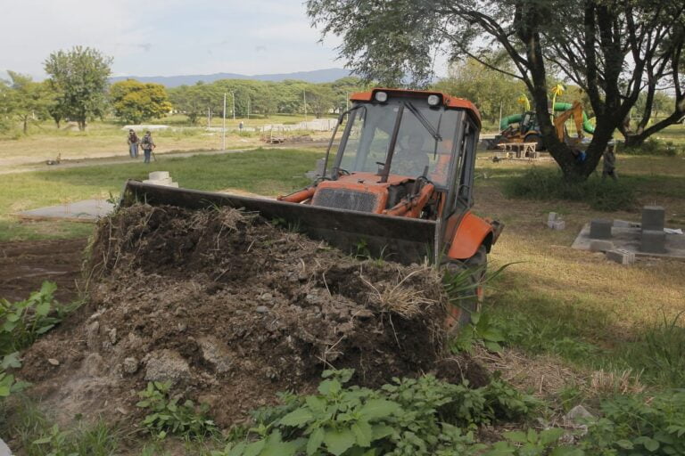 Continúan los operativos de mantenimiento y limpieza de espacios públicos en Tafí Viejo