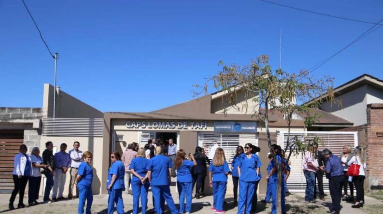 Completando fichas médicas en el CAPS de Lomas de Tafí para el ciclo lectivo