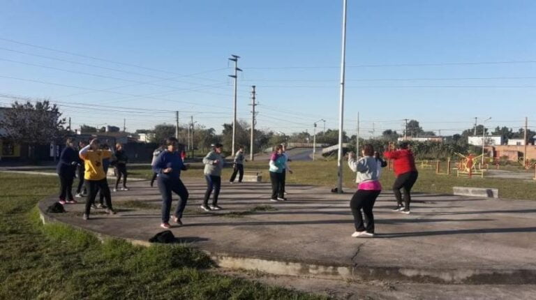 Clases de gimnasia para adultos mayores en el barrio policial 3