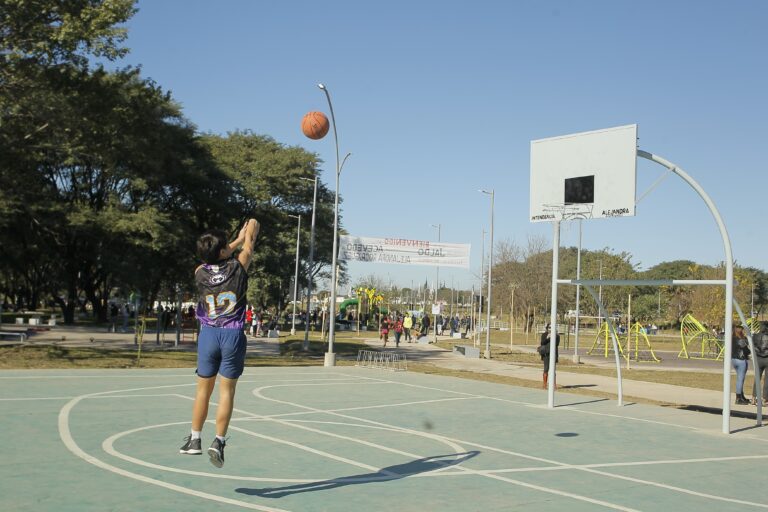 Explora el Parque Miguel Lillo: Deporte y Entretenimiento para Todos