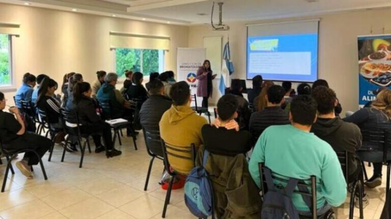 Charla sobre Profesionalismo para Emprendedores en Lomas de Tafí