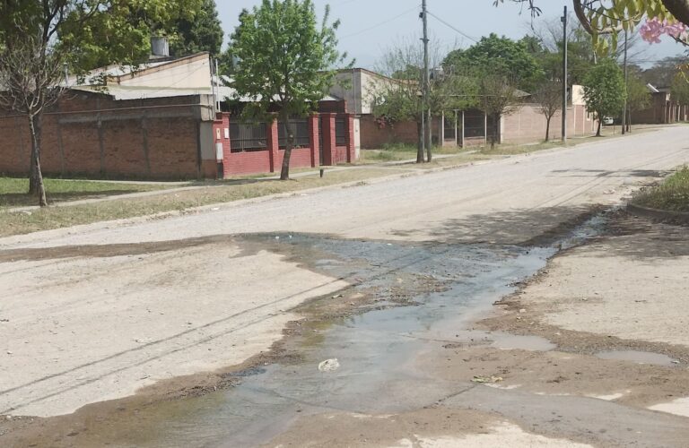 Vecinos del Sector 6 Mza 8 de Lomas de Tafí afectados por problemas de cloacas