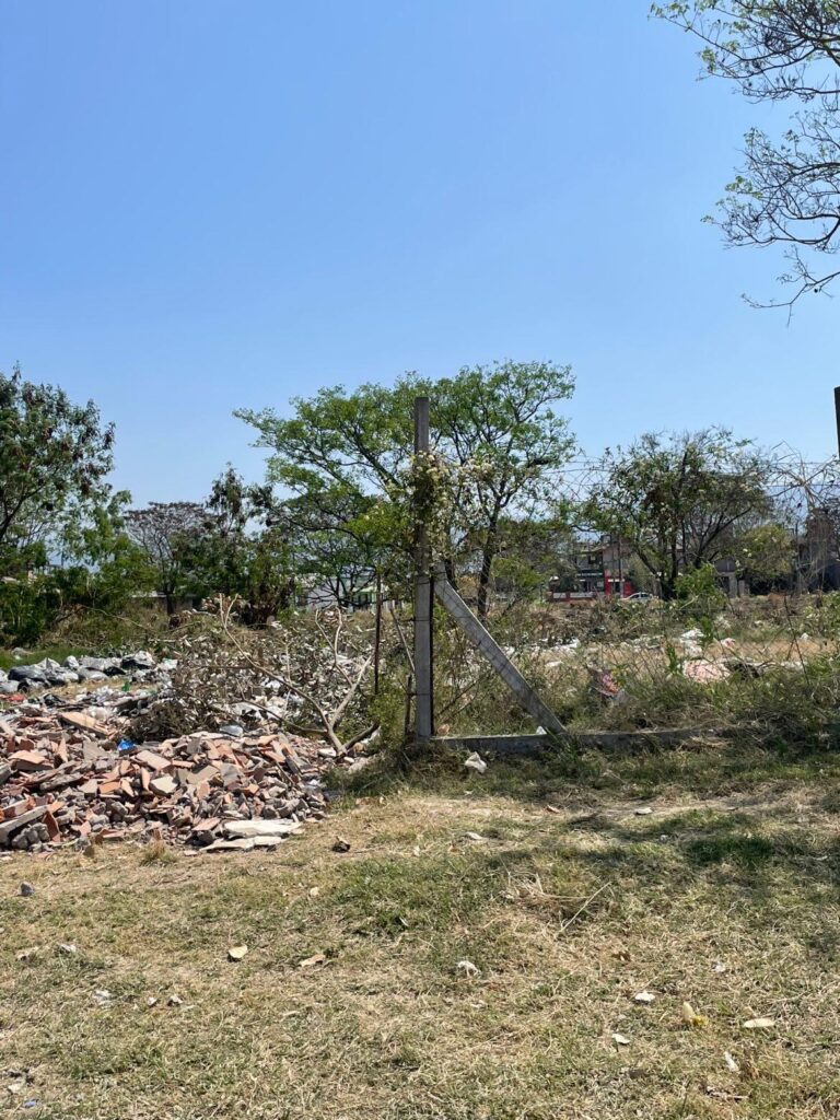 Vecinos denuncian acumulación de basura en espacios verdes de Lomas de Tafí