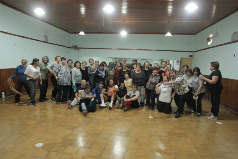 Más adultos mayores se suman a los talleres recreativos en la Sociedad Argentina