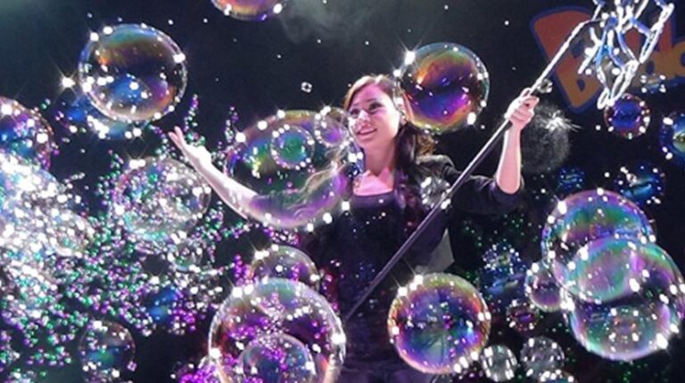 Show Navideño en Plaza Mitre: Villancicos, Burbujas y Conciencia Ambiental