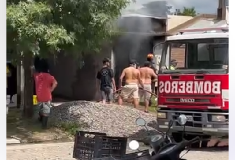 Incendio en el Sector 7: la rápida acción de los vecinos evitó una tragedia