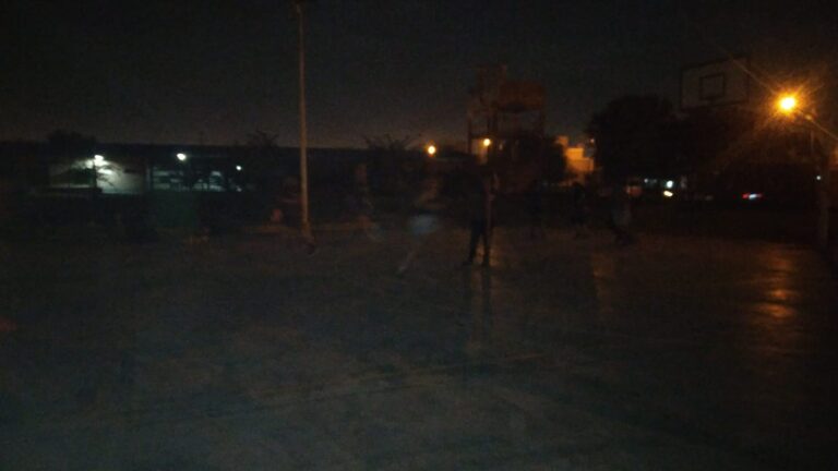 Reclamo vecinal: La cancha de Lomas 600 sector B sigue sin luz y los chicos no pueden entrenar