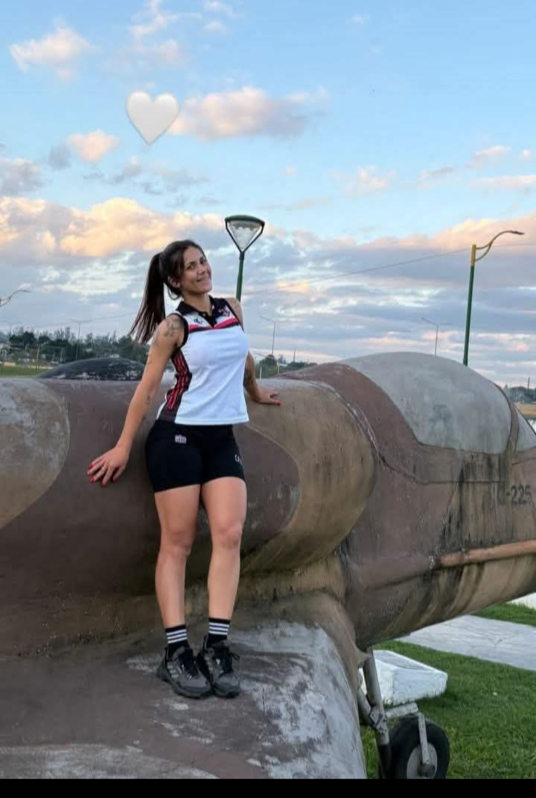 Polémica en Lomas de Tafí: indignación por una foto sobre el avión homenaje a los Héroes de Malvinas