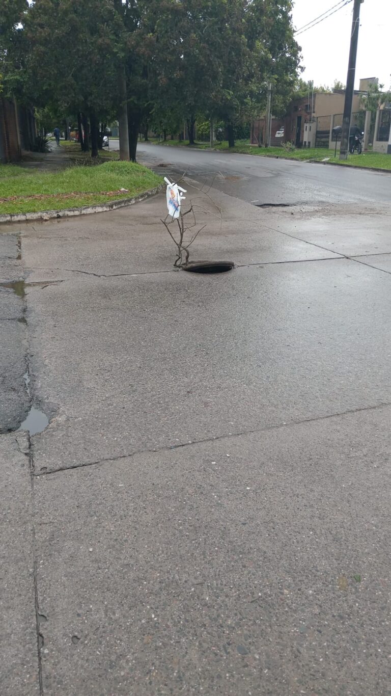 Precaución en Lomas de Tafí: una tapa de cloaca abierta genera peligro en avenida Raya