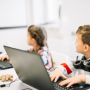 Noruega restringe la IA en escuelas: ¿el regreso al aprendizaje fundamental?