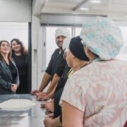 Capacitación en Panadería Artesanal: La Intendente Visitó el Tráiler