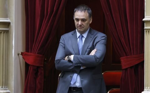 Jefe de Gabinete Adorni compra flipper de ‘Los Locos Addams’ por 8.000 dólares