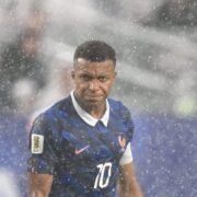 Mbappé roza el récord de Messi y Francia triunfa tras 131 minutos de lluvia