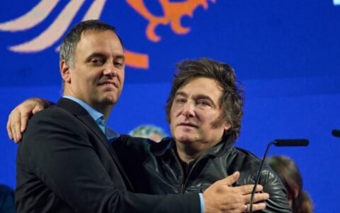 Milei reorganiza su Gabinete: Adorni pierde poder pero se blinda