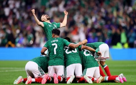 ¡El Tri a Octavos! México pisa fuerte y los vecinos de Lomas deliran