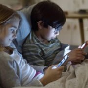 Acceso temprano a celulares: 63% de niños tucumanos con teléfono propio