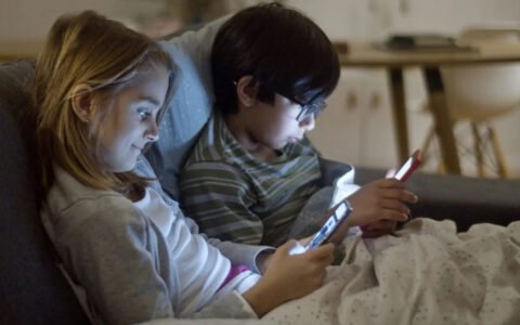 Acceso temprano a celulares: 63% de niños tucumanos con teléfono propio