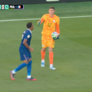 Fuerte polémica en redes por el gesto de Mbappé tras un partido