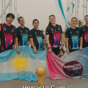 Impacto Gym homenajeó a la patria con gimnasia y acrobacias