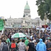 La CGT y las CTA marchan con los jubilados frente al Congreso