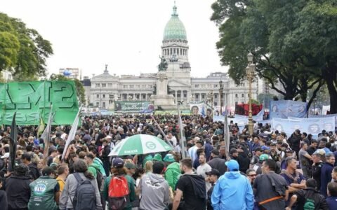 La CGT y las CTA marchan con los jubilados frente al Congreso