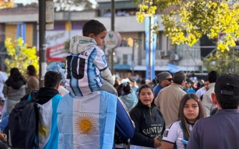 Locura en Tucumán: la Plaza Independencia explotó tras el pase argentino
