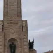 Polémica en Rosario por una bandera de EE.UU. en el Monumento