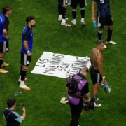 Reacción británica a bandera argentina: ‘Las Malvinas son nuestras’