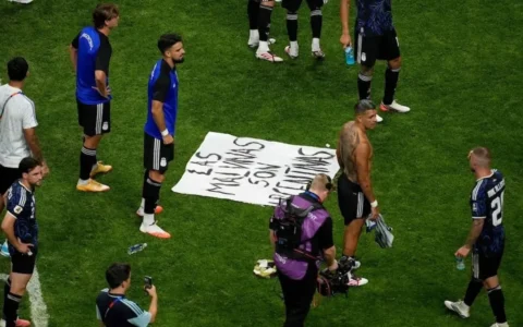Reacción británica a bandera argentina: ‘Las Malvinas son nuestras’
