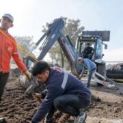 Avanza la pavimentación del acceso por puente Castro Barros a Lomas 600
