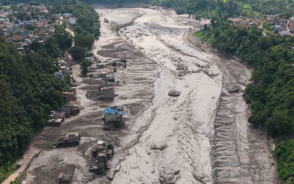 Inmensa riada en Nepal deja al menos 100 muertos y casi 900 desaparecidos
