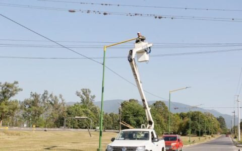 Instalaron 71 nuevas luminarias en avenida Mercedes Sosa de Lomas de Tafí