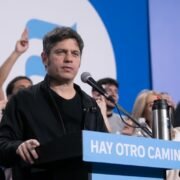 Kicillof critica a Milei y llama a la autocrítica peronista de cara a 2027