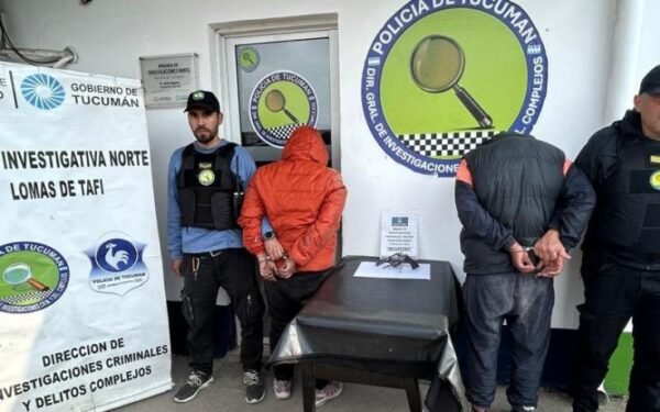 Aprehenden a dos jóvenes que fueron sorprendidos con un revólver