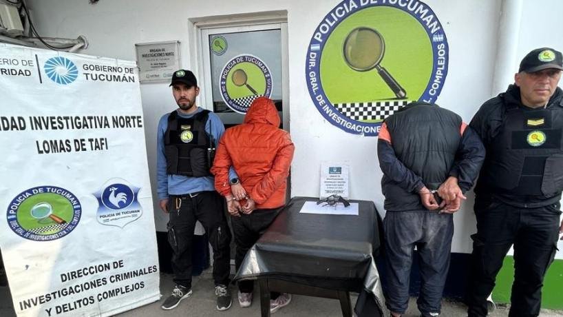 Aprehenden a dos jóvenes que fueron sorprendidos con un revólver