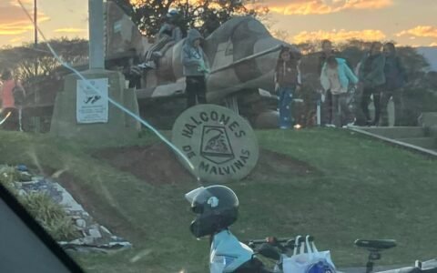 Preocupación en Lomas de Tafí por actos de irreverencia en el Monumento a Malvinas