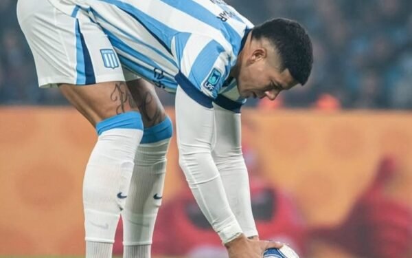 Rojo vuelve al rescate: Vojvoda recupera su defensa ideal ante el Decano