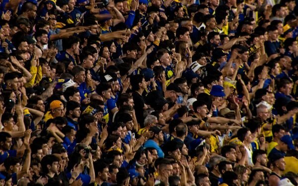 Minuto 10, todos de pie: el Kempes se rindió ante el Messi de la Selección