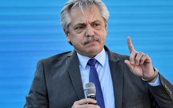 Fernández tilda de ‘show’ la estrategia de Milei en Malvinas y dice que Argentina está ‘desarmada’