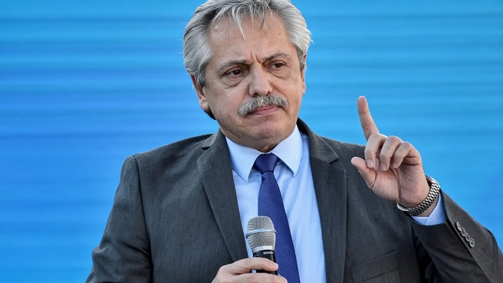 Fernández tilda de ‘show’ la estrategia de Milei en Malvinas y dice que Argentina está ‘desarmada’