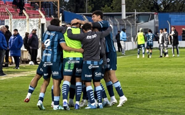 Montoya dejó todo atrás: golazo desde mitad de cancha que estremeció el reducido