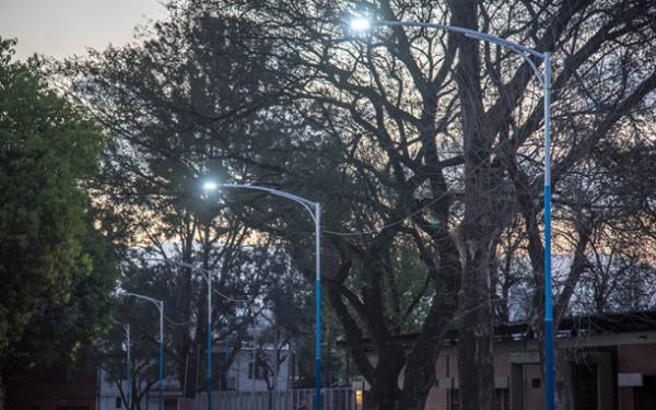 Iluminación LED revoluciona el acceso a la Escuela Benjamín Matienzo