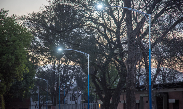 Iluminación LED revoluciona el acceso a la Escuela Benjamín Matienzo