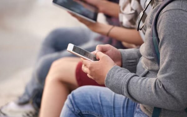 Aulas en jaque: exigen a Meta blindar a menores argentinos de la adicción digital